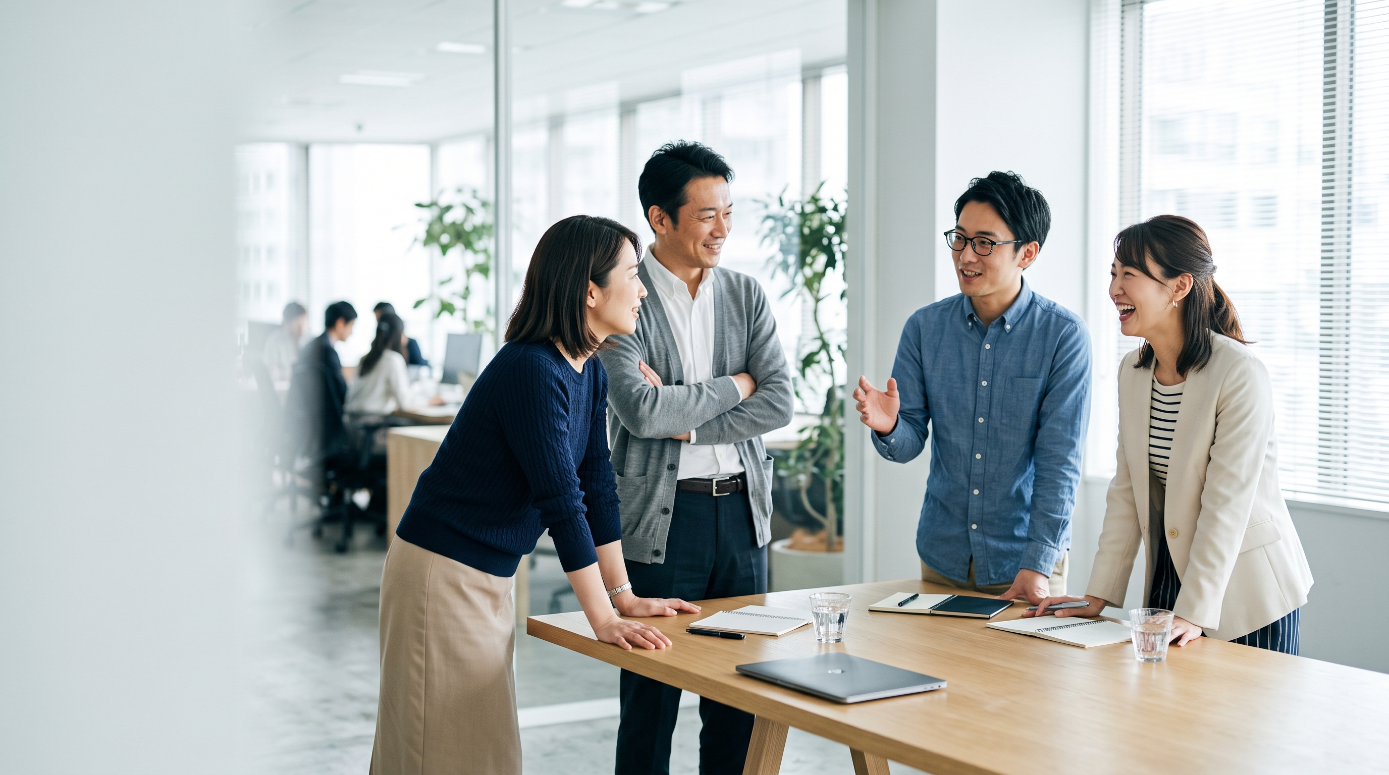テーブルを囲んで意見を交わす人々